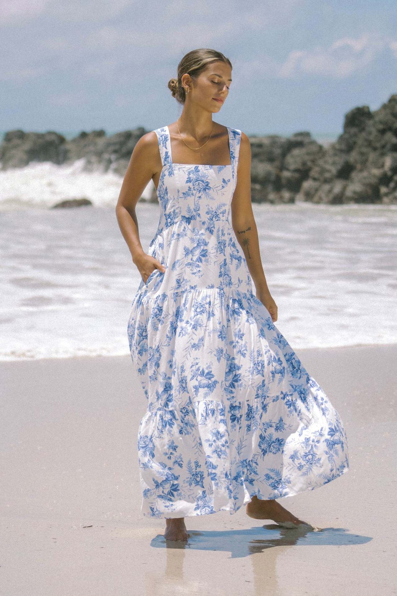 New High-End Beach Floral Print Long Camisole Dress White & Blue